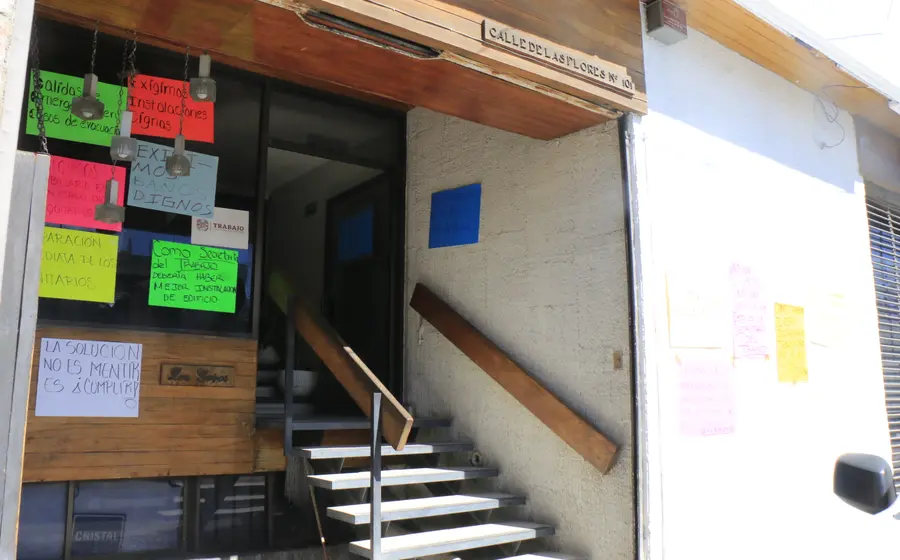 Personal de la Secretaría del Trabajo en Oaxaca protesta con pancartas para exigir oficinas dignas y denunciar las precarias condiciones en las que laboran.