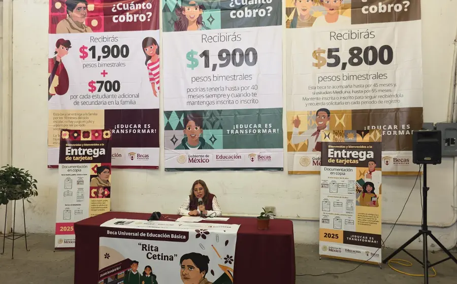 Jóvenes estudiantes reciben el apoyo económico del programa Becas Bienestar, que beneficia a más de 630 mil alumnos en todo el país.