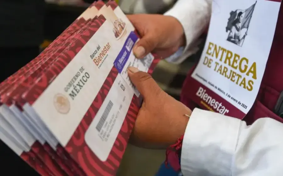 Módulo para la entrega de Tarjetas Bienestar a adultos mayores, instalado en la Secundaria Miguel Hidalgo de Santo Domingo Tehuantepec.