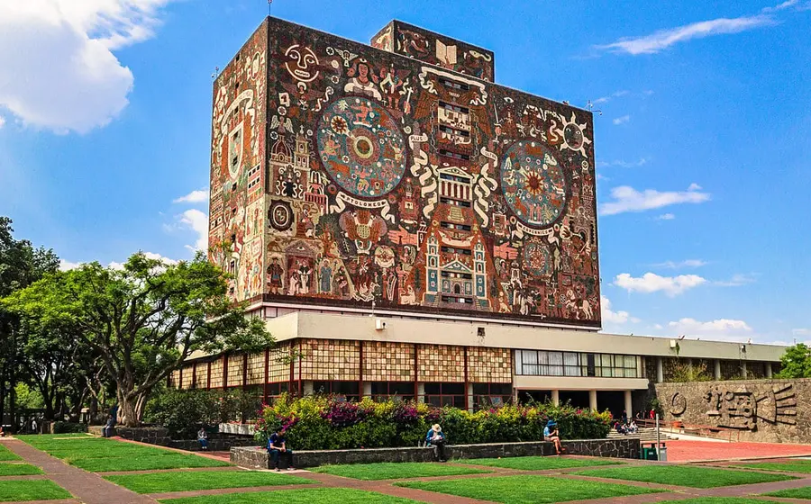 Un profesor de edad avanzada en un aula de la UNAM, como representación del desafío del relevo generacional y la falta de jubilación docente.