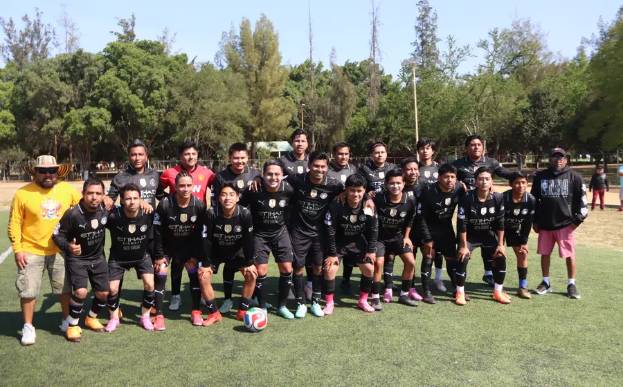 El equipo del Barrio La Soledad celebra un importante triunfo que consiguieron con esfuerzo y paso firme durante el encuentro deportivo.