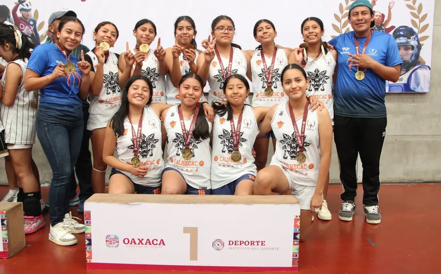 El equipo de basquetbol Calmecac de la categoría U14 posa para una foto durante la olimpiada donde consiguieron su pase a la etapa prenacional.
