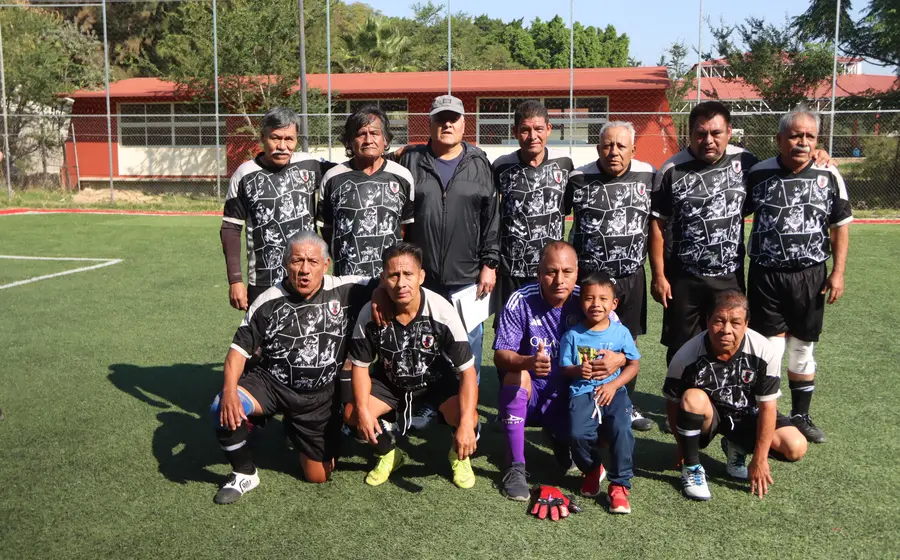 El equipo de fútbol del Barrio El Niño se prepara para el partido final del campeonato, buscando la gloria y el título contra San Jacinto.