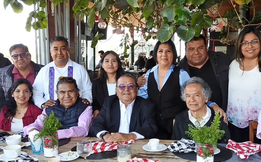 El equipo del Noticiero Política 360 de la Mexicana Radio posa para una foto grupal en un momento especial del programa.