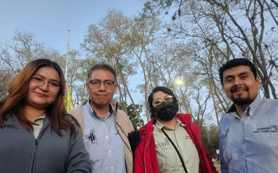 El equipo del proyecto 'Lecturas para la vida' posa para una fotografía grupal al concluir su ciclo y desear un feliz próximo año.