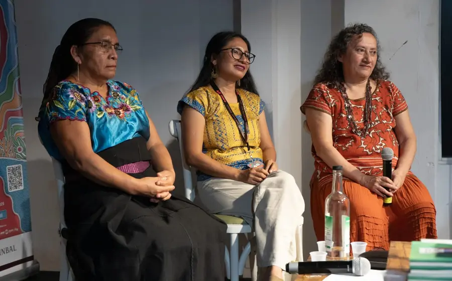 Un grupo de escritoras indígenas posan juntas durante el evento 'Lecturas para la vida', promoviendo la literatura y sus obras.
