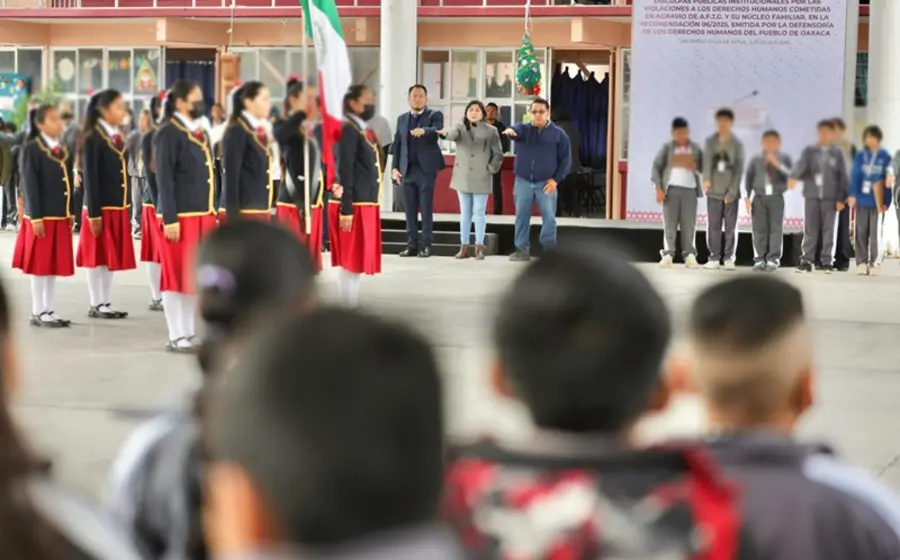 Autoridades del Estado ofrecen una disculpa pública a un estudiante en su escuela primaria, localizada en la región de Valles Centrales.