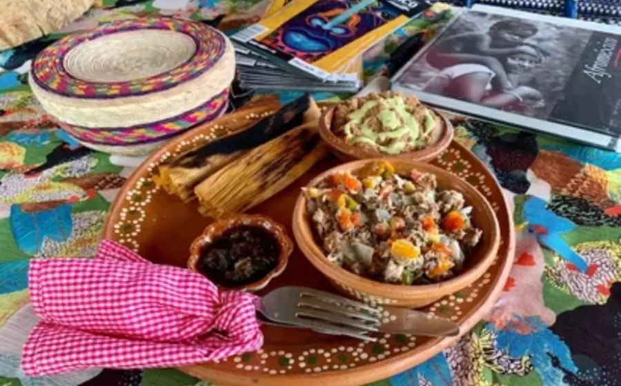 El platillo Estofado Xquendaró Yaati es reconocido oficialmente como parte del patrimonio cultural del estado de Oaxaca durante un evento.