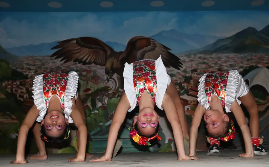 Participantes en una exhibición de danza aérea comparten sus rutinas y demuestran su talento en esta disciplina artística frente al público.