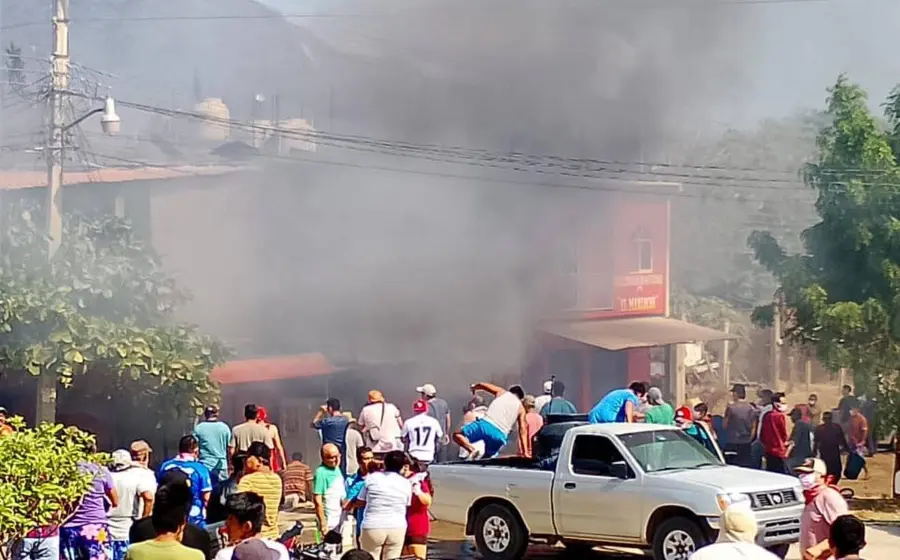 Una explosión en una tienda de abarrotes de Jalapa del Marqués, presuntamente causada por trabajos de soldadura, marcó una trágica Navidad en la localidad.