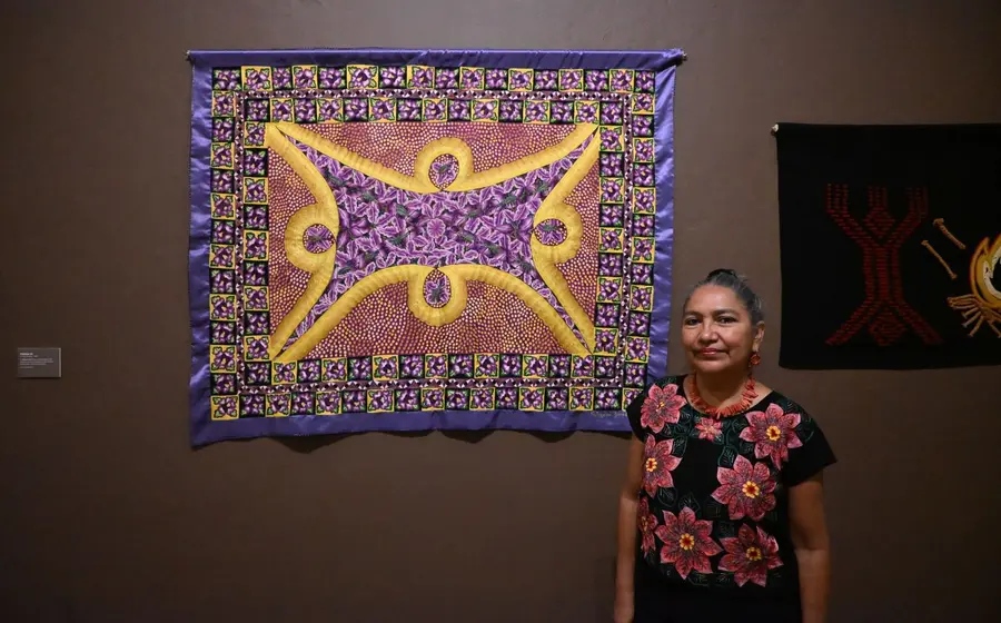 Obra de arte gráfico en la exposición sobre mujeres indígenas y afrodescendientes presentada en el Museo Nacional de la Estampa.