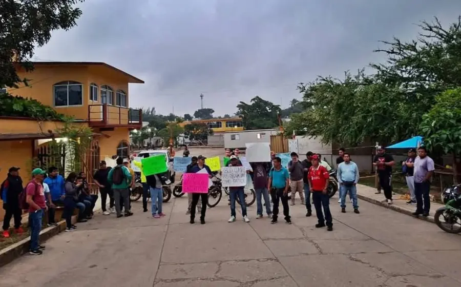 Un grupo de extrabajadores de ABCD Arquitectura reunidos tras el conflicto por despidos, esperando recibir el pago de sus adeudos y liquidaciones.