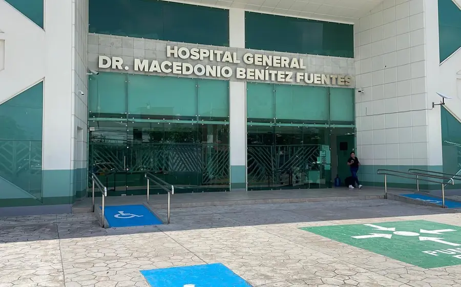 El interior del Hospital de Juchitán muestra notables fallas en su infraestructura, reflejando el grave déficit de equipo y mantenimiento que sufre.