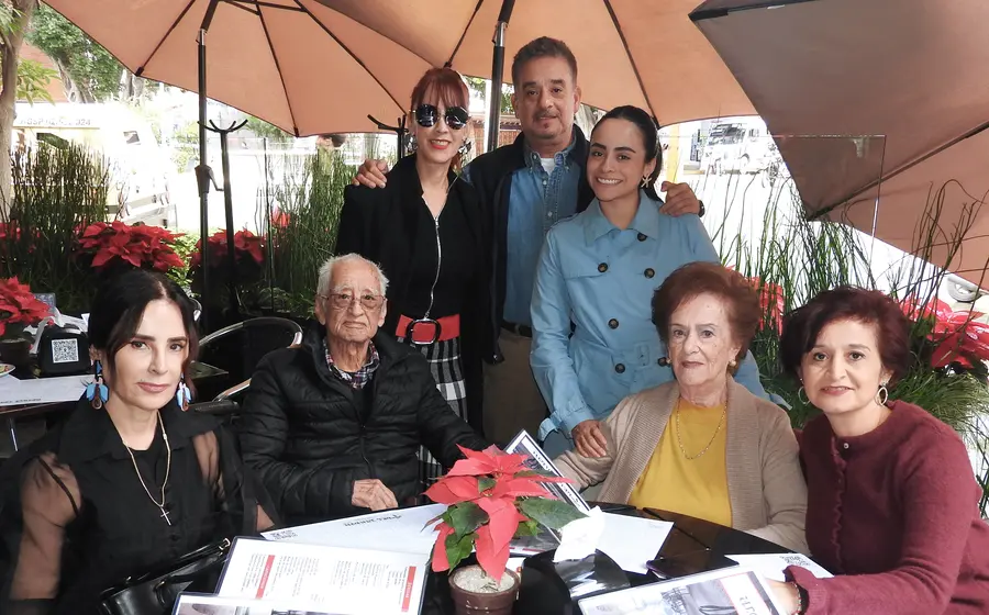 Don Julio Calvo y su esposa doña Gaby Felguérez posan sonrientes junto a sus hijos Sandra, Laura, Claudia, José Carlos y su nieta Mariana.