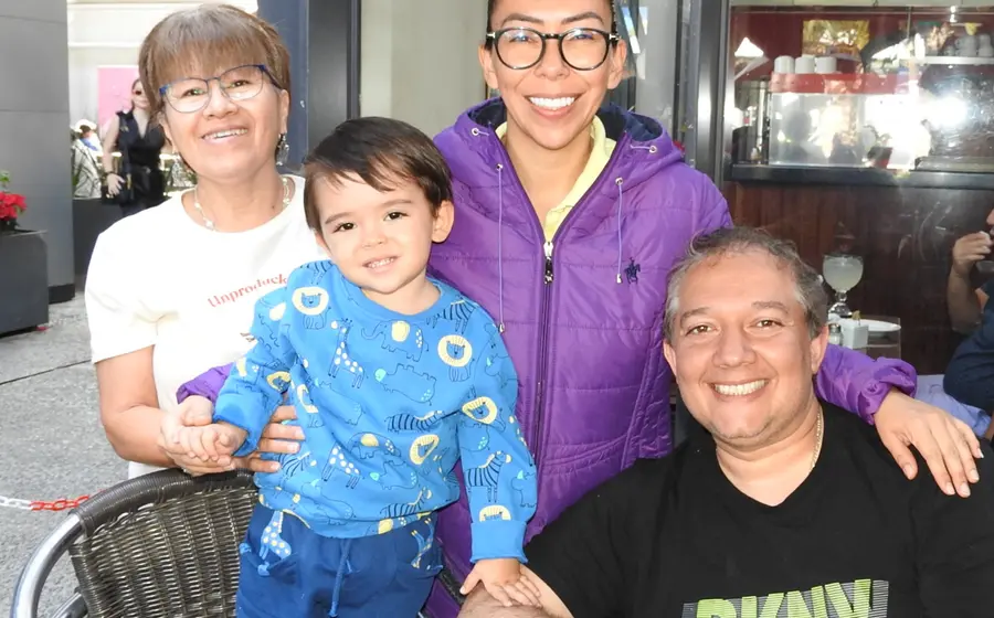 La familia Durán García posa para una fotografía en compañía de la señora Araceli Quintana, mientras disfrutan de los mejores lugares de Oaxaca.