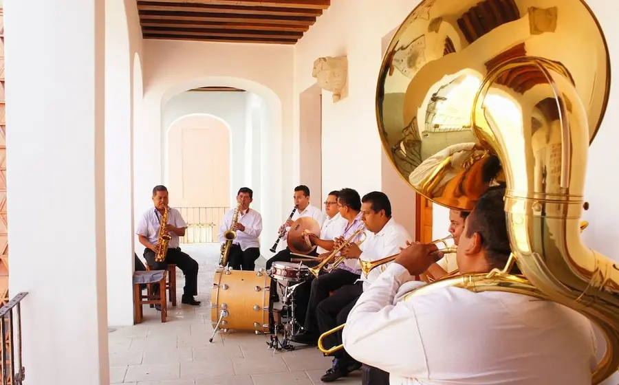 Un grupo de talentosas compositoras y compositores de Oaxaca compiten en el escenario durante la fase regional del concurso Canto de mi Tierra.