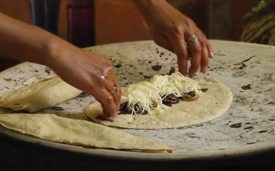 La feria gastronómica de Telixtlahuaca celebra su décimo aniversario con puestos de empanadas, barbacoa y un ambiente festivo para los visitantes.