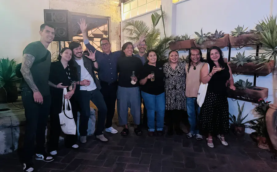 El equipo de Casa Convite celebra su sexto aniversario durante un evento para promover la cultura del mezcal en Oaxaca.