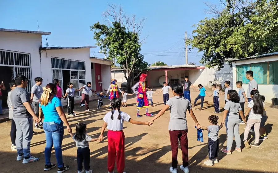Integrantes de CRESEG celebran el nacimiento de Jesús durante un festival navideño, viviendo la época con mucha fe y tradición.