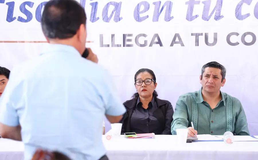 Personal de la FGEO escucha las inquietudes de los ciudadanos en la agencia de 5 señores, ofreciendo apoyo y servicios de denuncia.