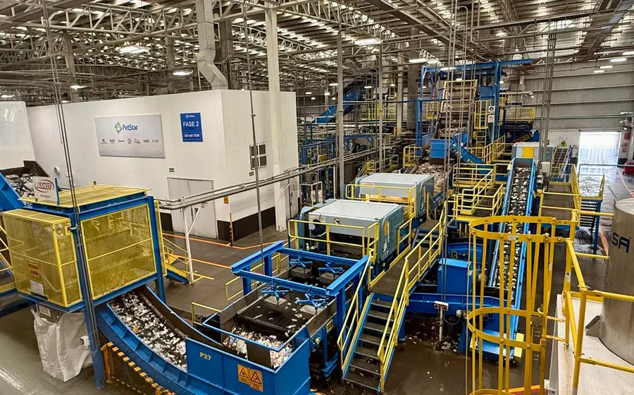 Fide instala nuevos paneles fotovoltaicos sobre el techo de una planta de reciclaje, una estrategia para reducir el impacto ambiental con energía limpia.