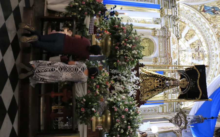 La venerada imagen de la Virgen de la Soledad en su basílica de Oaxaca, convocando a miles de fieles católicos en una gran muestra de fe.
