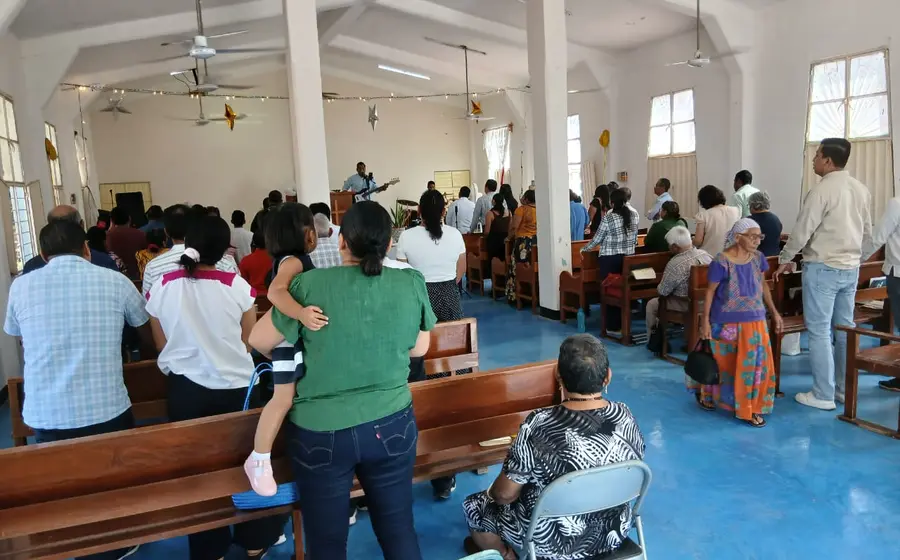 Fieles de la Iglesia Cristiana-Evangélica reunidos durante la celebración de la unidad congregacional, siendo la segunda mayor del país en número.