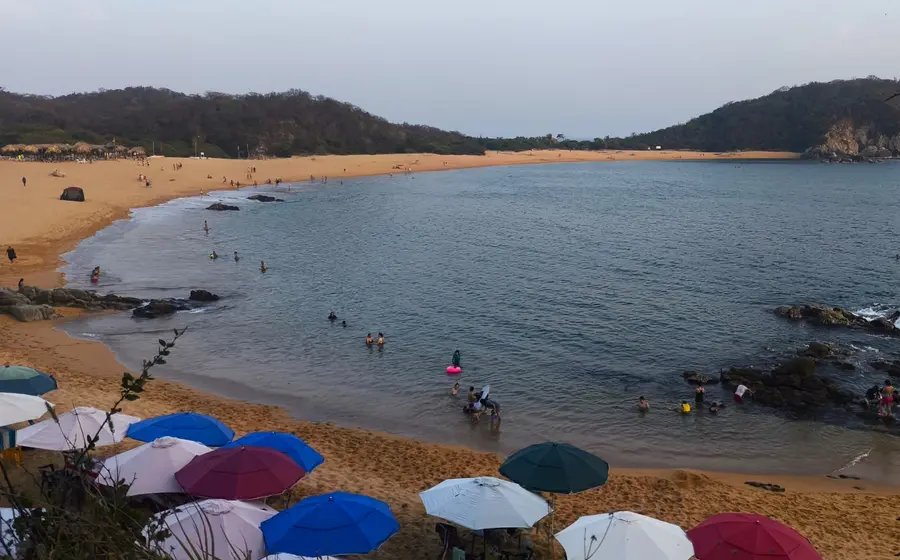 Una vista sobrecogedora de la inmensidad del mar y el oleaje, ideal para la reflexión y celebración de fin de año.