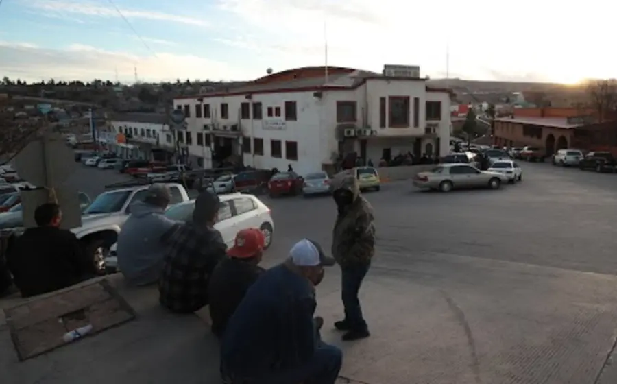 Trabajadores de la sección 65 del Sindicato Minero celebran el fin de la huelga en la mina de Cananea, un gran triunfo laboral.