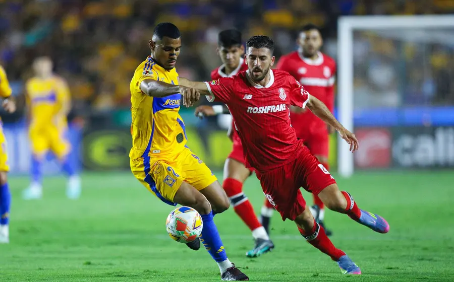 Dos jugadores rivales se enfrentan en la cancha antes de la final, donde uno de ellos se coronará campeón y alcanzará en títulos a Chivas o Cruz Azul.