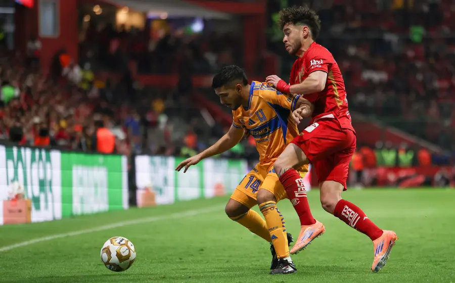 Imagen del partido de la histórica final del fútbol mexicano entre los equipos de Tigres y Toluca, catalogada como la más larga de la historia.