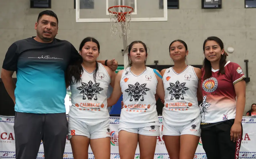 El equipo Calmecac celebra su victoria como campeón en las finales de Valles del torneo de básquetbol 3x3, asegurando su pase al Estatal 2026.