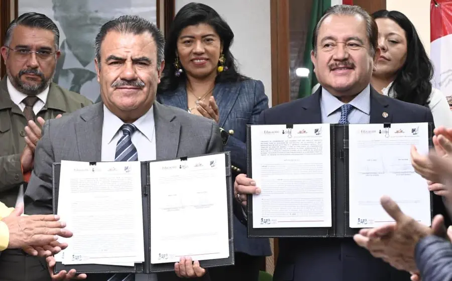 Representantes del INEA y la CROM durante la firma de un convenio de colaboración para ofrecer servicios educativos a los trabajadores.