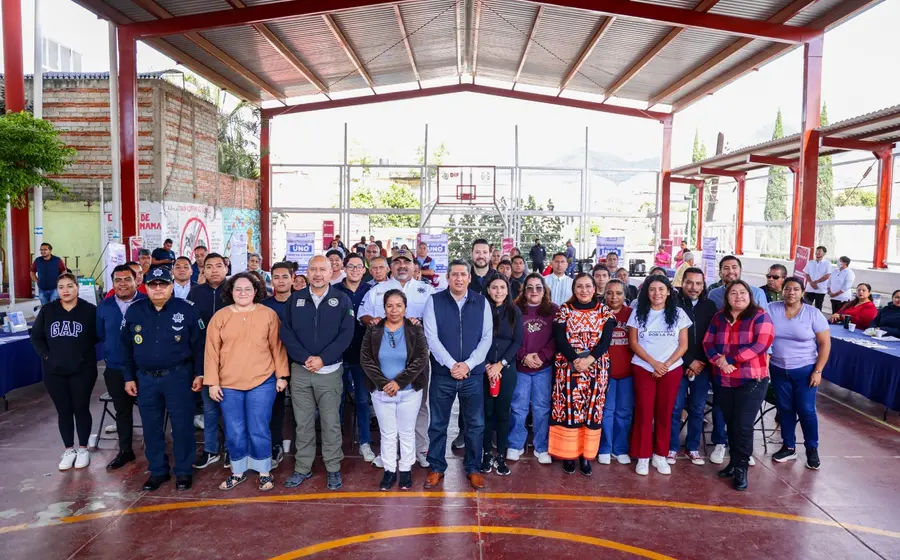 El fiscal general y otros funcionarios públicos asisten al programa 'Fiscalía en tu Colonia' realizado en la agencia Dolores.