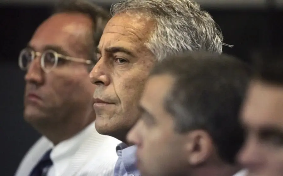 Una fotografía de archivo de Jeffrey Epstein, condenado en 2008 por delitos sexuales, en el contexto de nuevas revelaciones sobre su isla privada.
