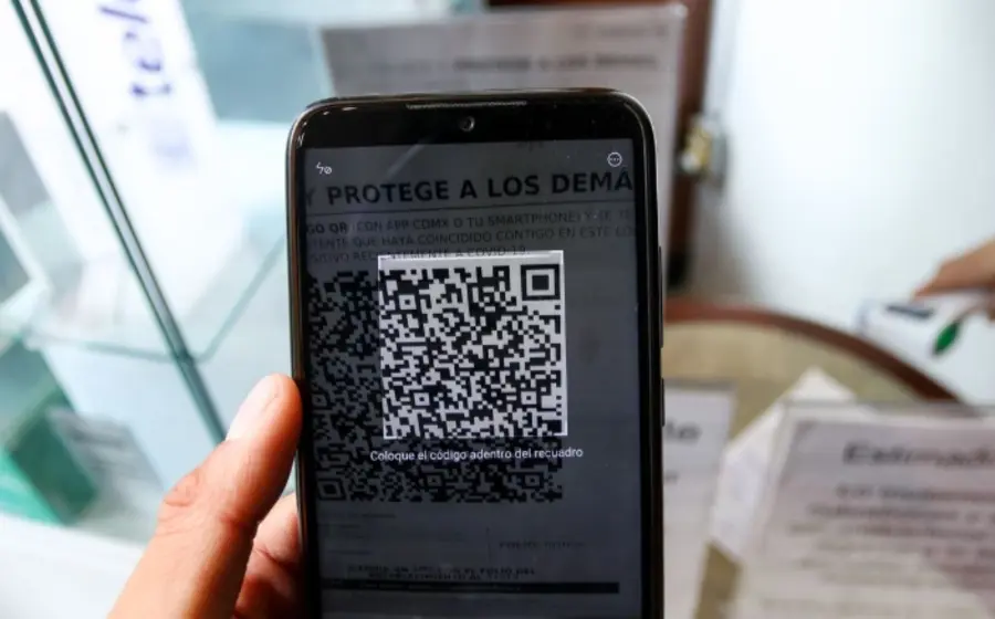 Concepto visual sobre el fraude digital con paquetes falsos, reflejando el temor de los consumidores en México ante este tipo de estafas.