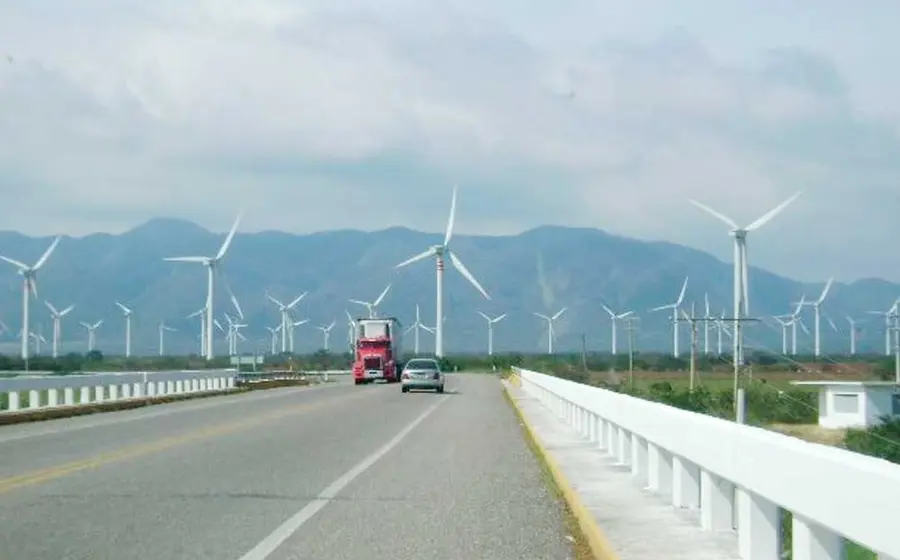 El paso para unidades de transporte vacías está restringido en el tramo carretero La Venta–La Ventosa por los fuertes vientos del frente frío 19.