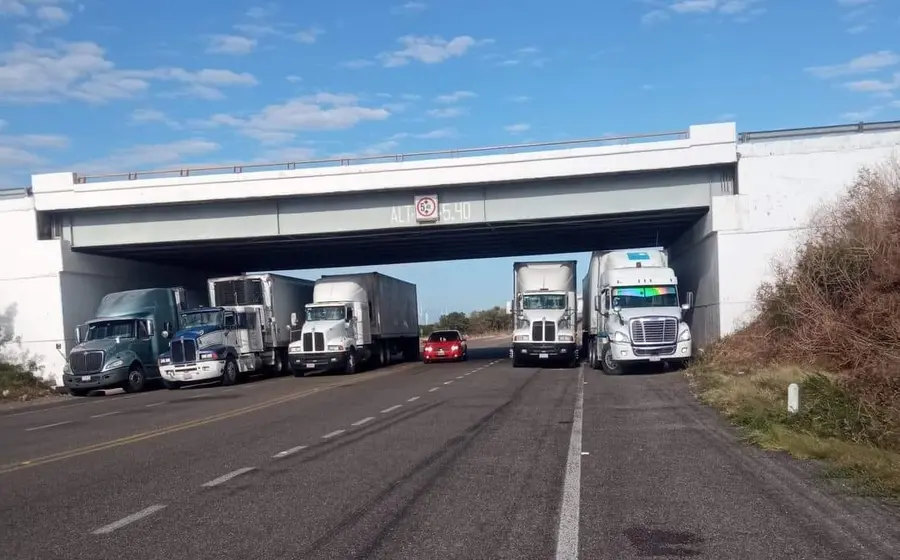 Camiones de carga detenidos en la carretera de La Ventosa debido a los fuertes vientos generados por el Frente Frío número 25 en la región.