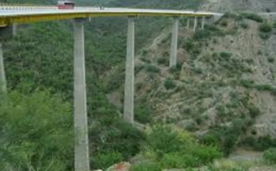 Funcionarios presentan y detallan el plan de funcionamiento de las obras viales del Puente Viguera y el Corredor Binizá en Oaxaca.