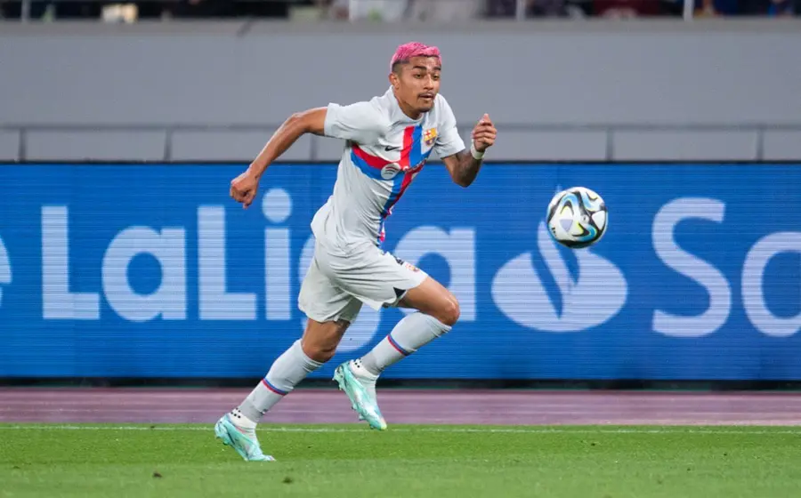 El futbolista Araujo en el campo de juego, concentrado en su objetivo de conseguir un lugar para la Copa del Mundo 2026.