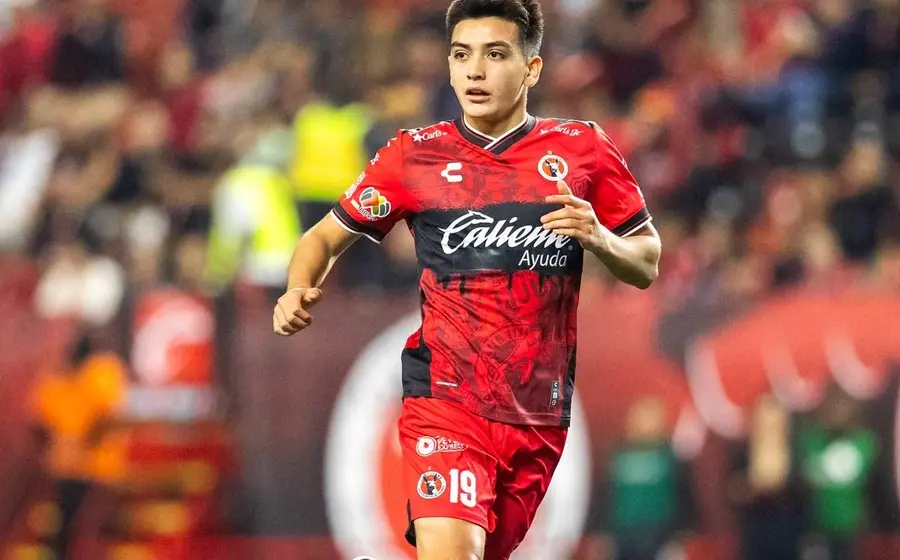 El futbolista Gilberto Mora, quien se ha convertido en el jugador más valioso de la Liga MX, en un retrato fotográfico de perfil.