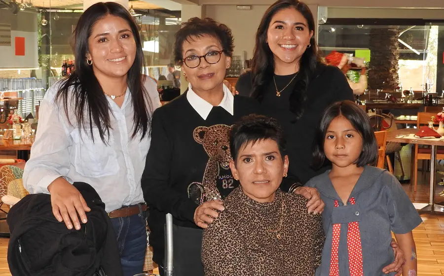 Glady Luna Brena, de pie al centro, celebra su cumpleaños rodeada del amor de Mabel y Karen Granados, Mabel Luna Brena y Camila.