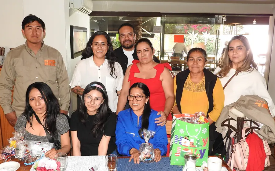Daniel, Karen, Daniel, Dulce, Gregoria, Martha, Rosy, Pao y María posan sonrientes durante una bonita y feliz convivencia navideña entre amigos.
