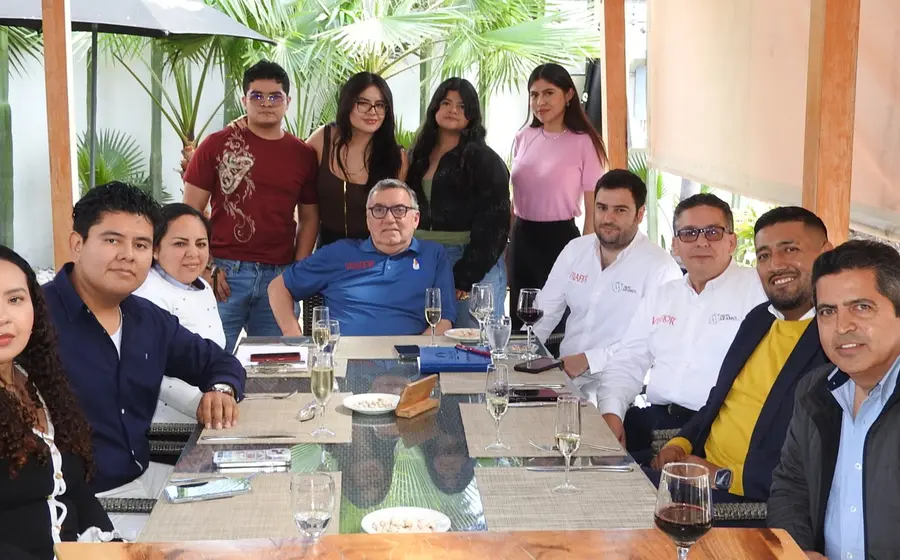 El grupo de amigos Salomón, Olga, Victoria, Grecia y más, posan sonrientes para la foto de portada mientras disfrutan de los mejores lugares de Oaxaca.