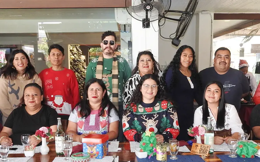 Un grupo de amigos y familiares posan juntos para la foto durante una agradable convivencia social para celebrar momentos especiales entre ellos.