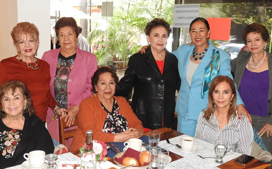 Un grupo de amigas, entre ellas Leonor Ballesteros y Silvia Rojas, posan sonrientes durante su reunión para despedir el año 2025.