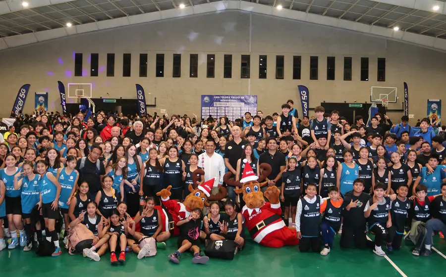 Fotografía grupal de los participantes y organizadores durante la histórica ceremonia de inauguración del torneo Liga Telmex Nacional INAU.
