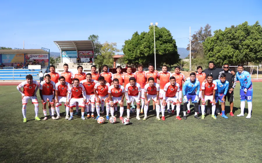 El equipo de Holanda Hecsan celebra su pase a la gran final del torneo después de un partido reñido y emocionante.