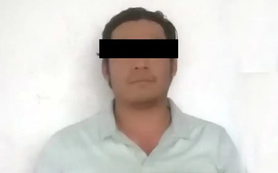 El hombre presuntamente responsable de atropellar a un guardia de seguridad es presentado por las autoridades tras su detención.