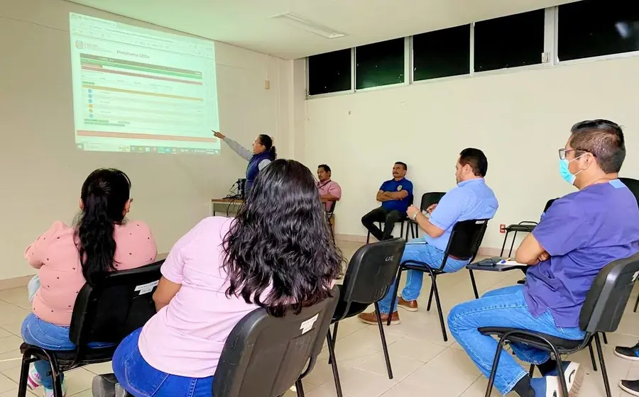 Funcionarios y especialistas en una reunión de trabajo para fortalecer la participación en la implementación del certificado electrónico de defunción.